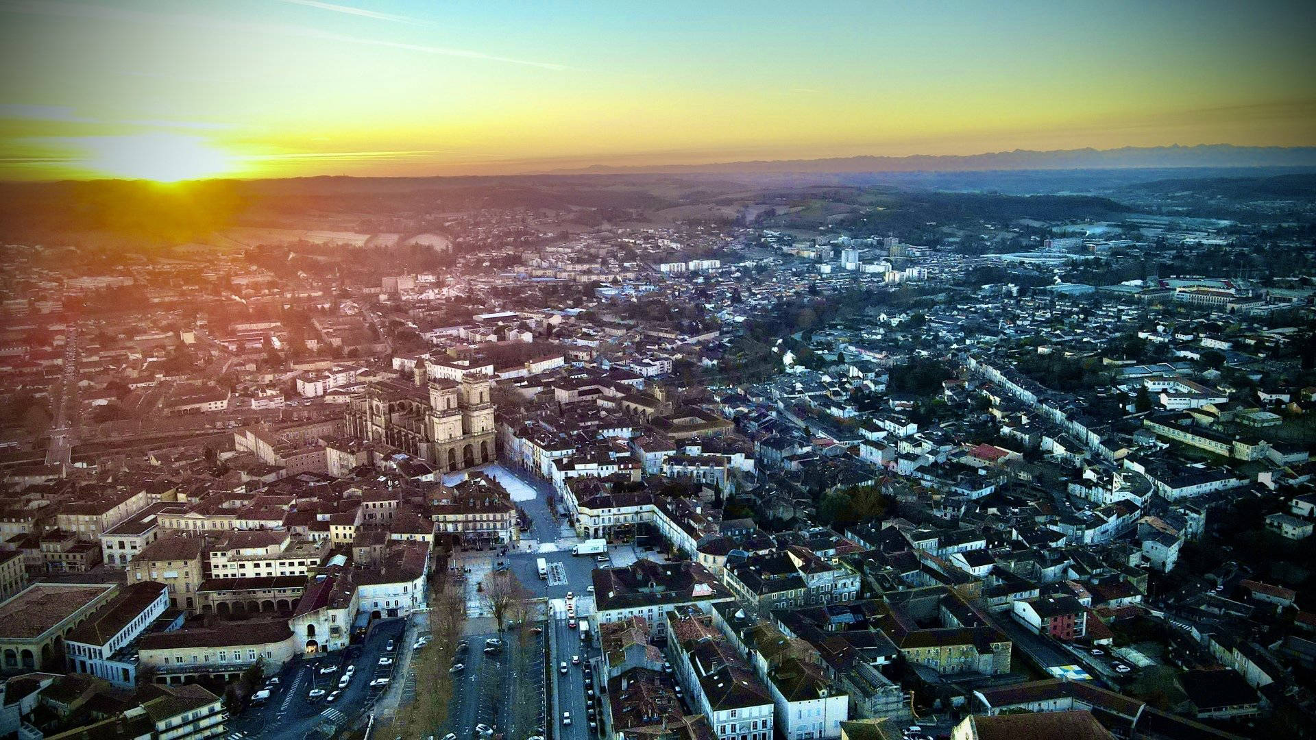 Vue aérienne d’Auch au coucher du soleil